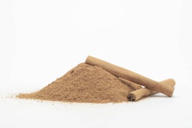 Toprak tarçın ve beyaz arkaplan dalı