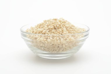 kahverengi pirinç bir cam kapta beyaz zemin üzerine