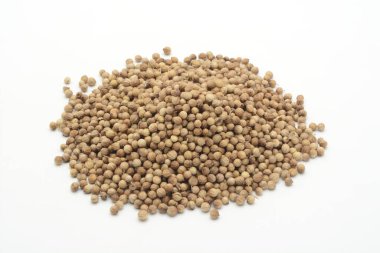 Beyaz arkaplanda kişniş