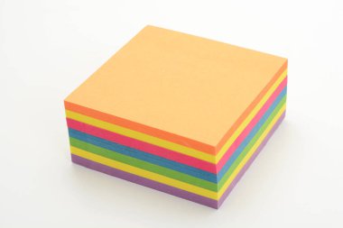 Beyaz arkaplan üzerine farklı renklerin konumlandırılması veya notaları