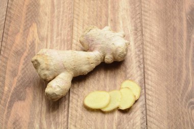 Ahşap arka planda zencefil kökü