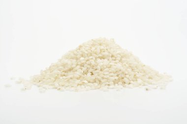 Beyaz arkaplanda çiğ pirinç