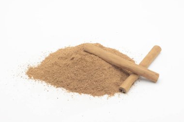 Toprak tarçın ve beyaz arkaplan dalı