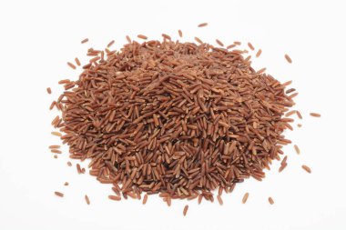 Beyaz zemin üzerinde tam tahıllı kırmızı pirinç