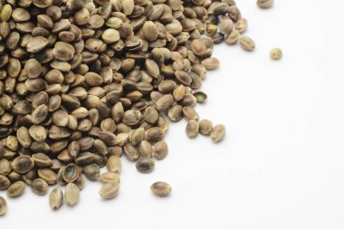 Beyaz arkaplanda kenevir tohumu