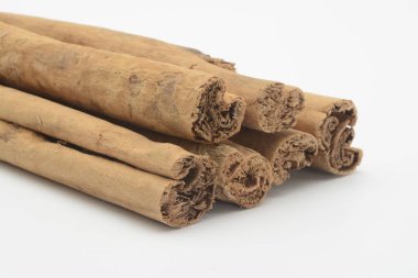 Tarçın çubuğu beyaz arkaplanda