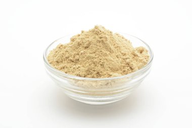 Beyaz arka planda cam bir kasede yer zencefili