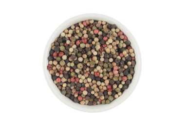 Biber, beyaz seramik kasede beş çeşit. Yukarıdan görüntüle