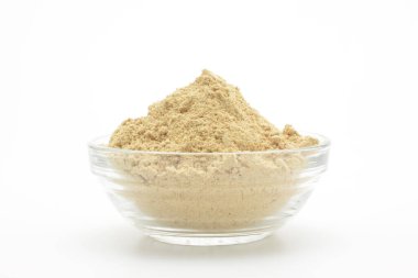 Beyaz arka planda cam bir kasede yer zencefili