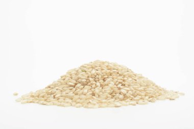 Beyaz arka plan üzerinde ham kepekli pirinç