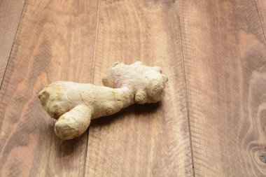 Ahşap arka planda zencefil kökü