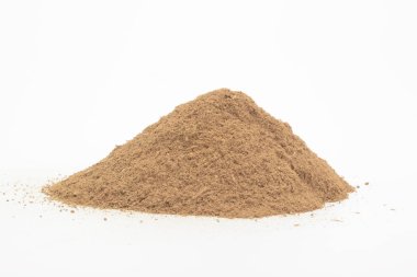 Beyaz arkaplanda yer tarçın