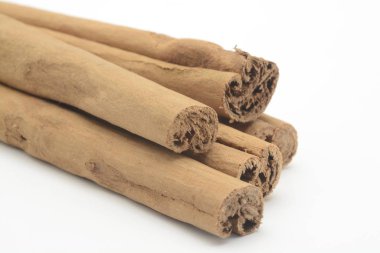 Tarçın çubuğu beyaz arkaplanda