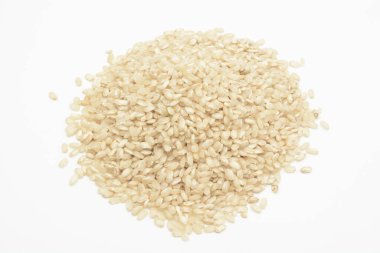 Beyaz arka plan üzerinde ham kepekli pirinç