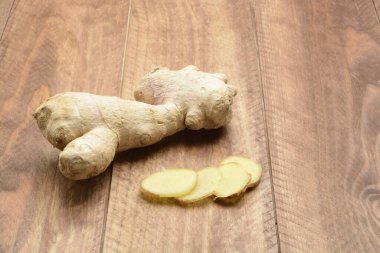 Ahşap arka planda zencefil kökü