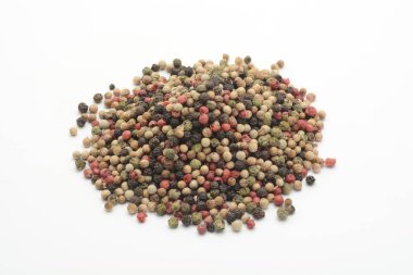 Biber, beyaz arka planda beş çeşit.