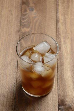 Tahta masada buzlu bir bardak kahve.