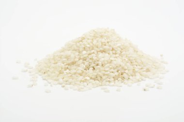 Beyaz arkaplanda çiğ pirinç