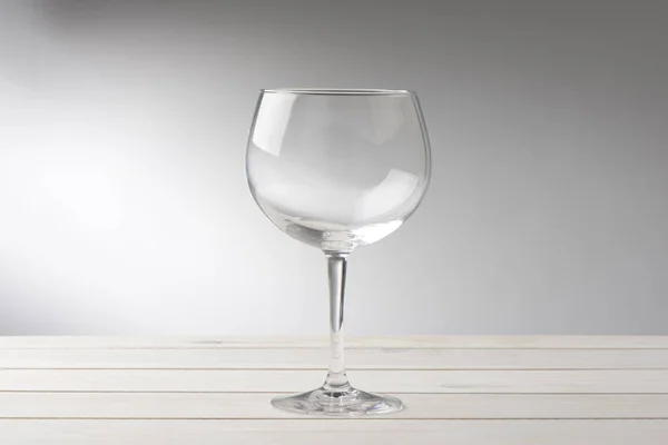 Üres Pohár Gin Vagy Széles Fehér Asztalra Nyúlás — Stock Fotó