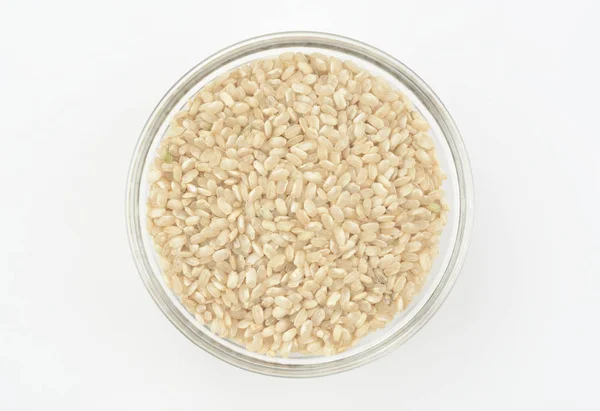 Brauner Reis Einer Glasschüssel Auf Weißem Hintergrund Ansicht Von Oben — Stockfoto
