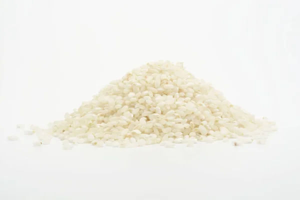 Beyaz Arkaplanda Çiğ Pirinç — Stok fotoğraf