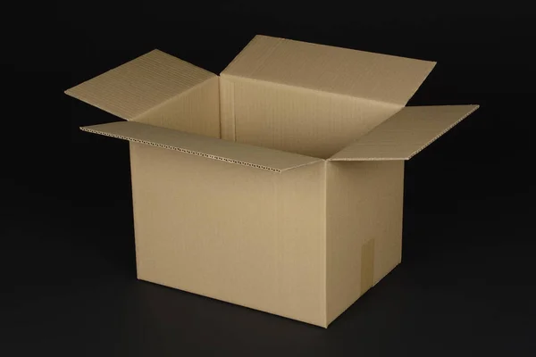 Karton Kutuyu Siyah Arkaplanda — Stok fotoğraf
