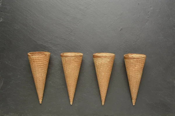 Quatro Cones Biscoito Sorvete Fundo Pedra Quadro Preto — Fotografia de Stock