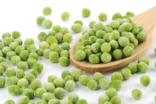 Guisantes Congelados Una Cuchara Madera Sobre Fondo Blanco — Foto de Stock