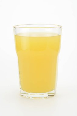 Beyaz arka plan üzerine bir bardak portakal suyu
