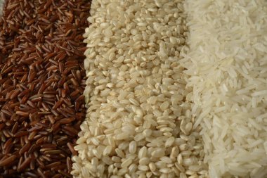 Çiğ pirinç makro resmi, farklı çeşitlerde.