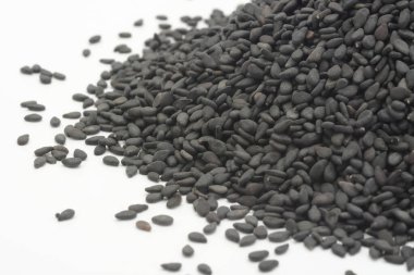 Beyaz arkaplanda siyah susam