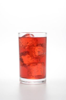 Beyaz arka planda pembe soda bardağı.