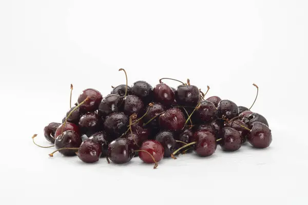 Cerezas Frescas Sobre Fondo Blanco — Foto de Stock