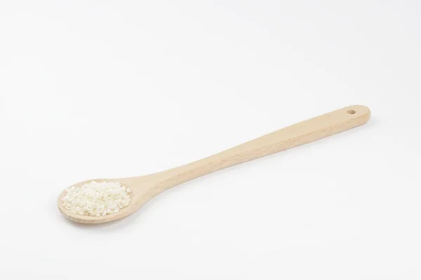 Runde Weiße Reis Einem Holzlöffel Auf Weißem Hintergrund — Stockfoto
