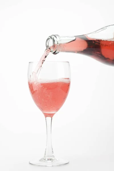 Versare Vino Rosa Lambrusco Bicchiere Sfondo Bianco — Foto Stock