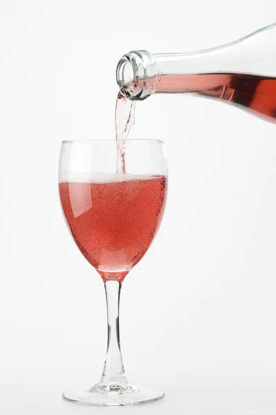 Versare Vino Rosa Lambrusco Bicchiere Sfondo Bianco — Foto Stock