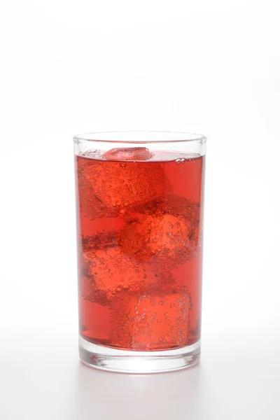 白を基調としたガラスの中のピンクソーダ飲料 — ストック写真