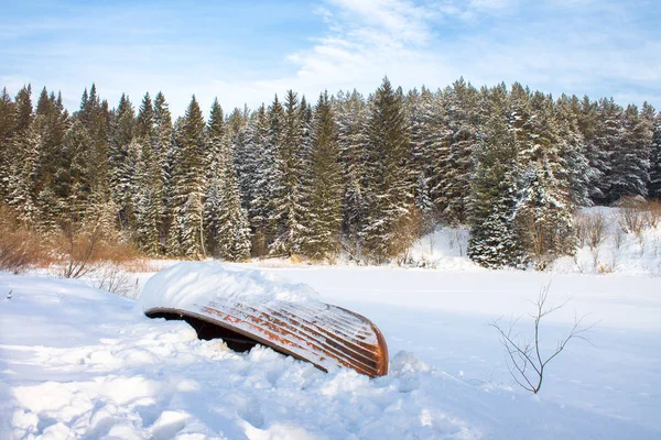 Boat Shore Frozen Pond — Stock Photo, Image