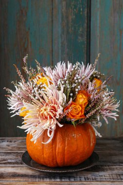 Buket çiçek balkabağı içinde