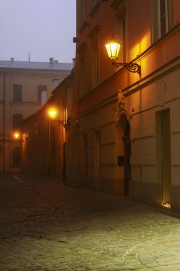 Krakow, Polonya - 17 Aralık 2015: Senacka sokak akşam lig içinde
