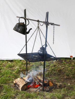 Çimenlerin üzerinde Ortaçağ kamp ateşi