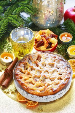 Elmalı turta ve Noel tablo doldurulmuş elma