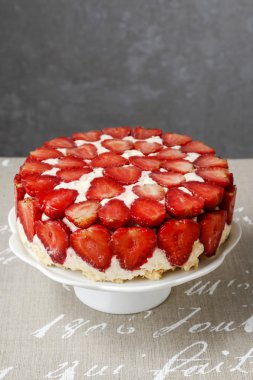 Çilekli pasta kek standı