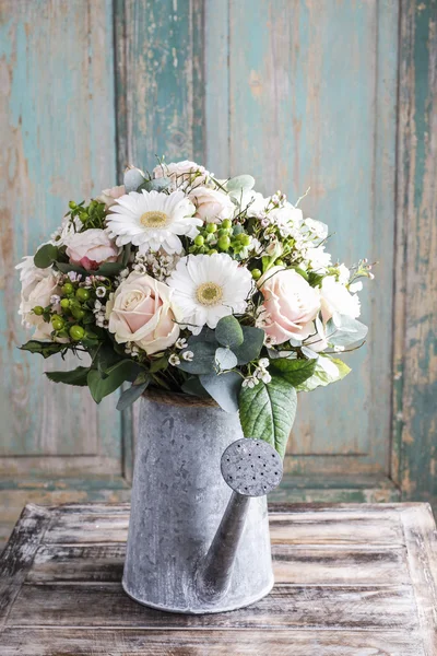 Bouquet de roses roses et fleurs blanches de gerbera en arrosage gris — Photo