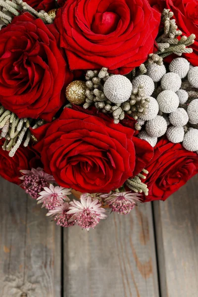 Blumenschmuck mit roten Rosen und Brunia — Stockfoto