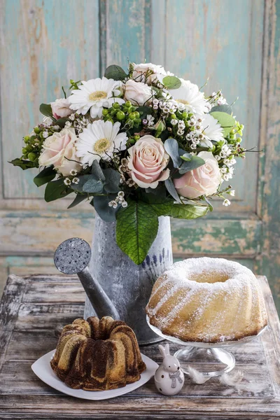 Mesa de Pascua: ramo de rosas rosadas y flores de gerberas blancas, e —  Fotos de Stock