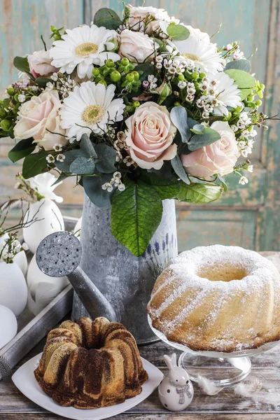 Stół wielkanocny: bukiet róż i kwiaty białe gerbera, e — Zdjęcie stockowe