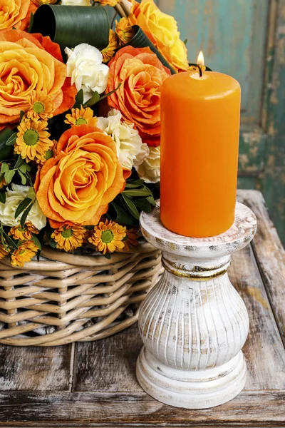 Scented candle in front of bouquet of flowers — Stock Photo, Image