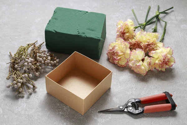 Floristería en el trabajo: cómo hacer caja con flores, paso a paso, tut —  Fotos de Stock