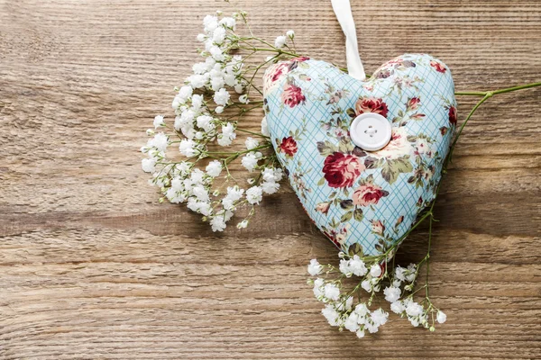 Corazón sobre fondo de madera marrón —  Fotos de Stock